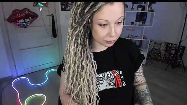 Snapshot of HoneySallyMoore chatting on April 12, 2026, 8:12 pm HoneySallyMoore online show from April 12, 2026, 8:12 pm