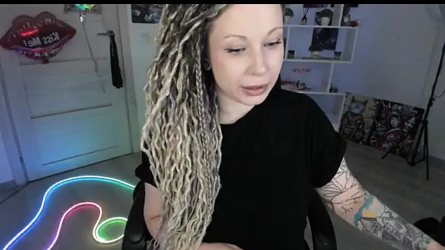Snapshot of HoneySallyMoore chatting on March 27, 2026, 6:20 pm HoneySallyMoore online show from March 27, 2026, 6:20 pm
