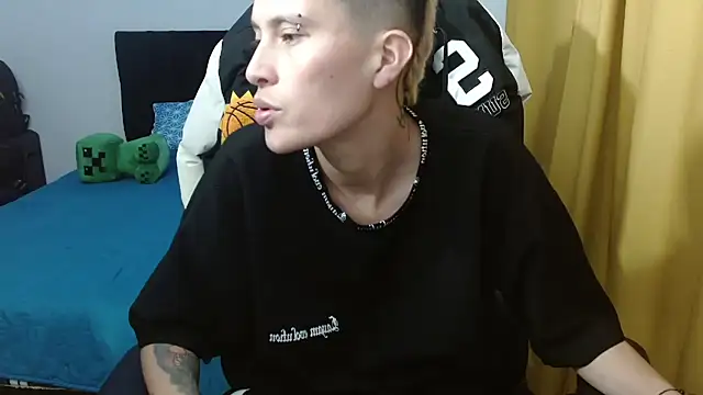 duo peludoo online show from May 18, 2026, 3:17 am