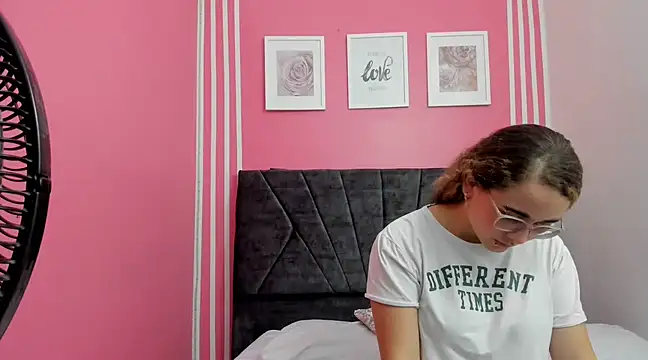 Snapshot of Amelia_Royer chatting on February 23, 2025, 3:40 pm Amelia Royer online show from February 23, 2025, 3:40 pm