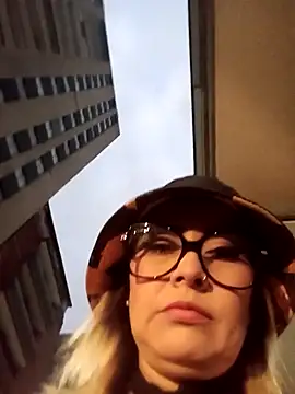 CandieGilson   online show from November 18, 2025, 10:40 am