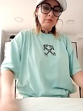 Snapshot of CandieGilson__ chatting on October 13, 2025, 12:40 pm CandieGilson   online show from October 13, 2025, 12:40 pm