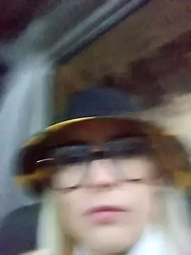 CandieGilson   online show from December 4, 2025, 10:36 am