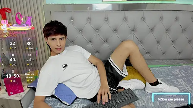 Snapshot of Estiv18_ chatting on December 20, 2025, 3:31 am Estiv18 online show from December 20, 2025, 3:31 am