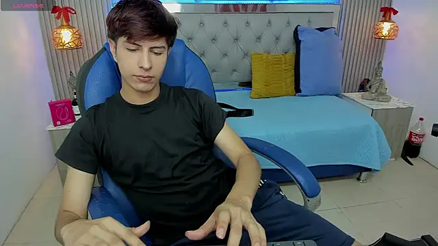 Snapshot of Estiv18_ chatting on January 11, 2026, 1:56 am Estiv18 online show from January 11, 2026, 1:56 am