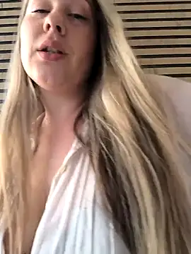 Snapshot of Mona_Plus chatting on February 19, 2026, 11:18 am Mona Plus online show from February 19, 2026, 11:18 am