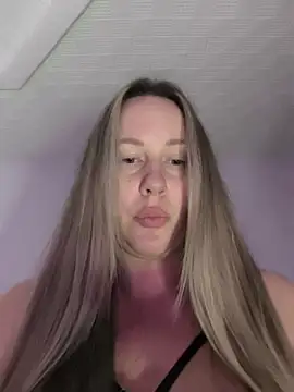 Snapshot of Mona_Plus chatting on January 5, 2026, 6:00 pm Mona Plus online show from January 5, 2026, 6:00 pm