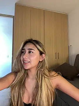 Snapshot of Hornyholly__ chatting on April 26, 2026, 7:00 pm Hornyholly online show from April 26, 2026, 7:00 pm