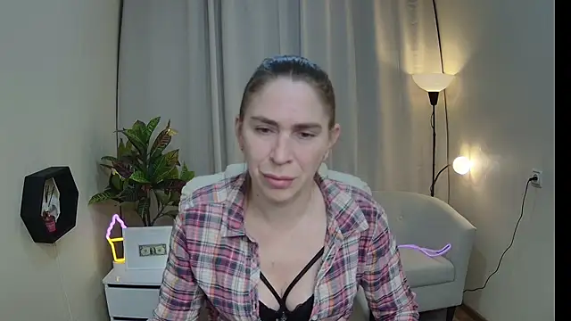 Snapshot of TessaDaybreak chatting on April 22, 2026, 7:04 am TessaDaybreak online show from April 22, 2026, 7:04 am