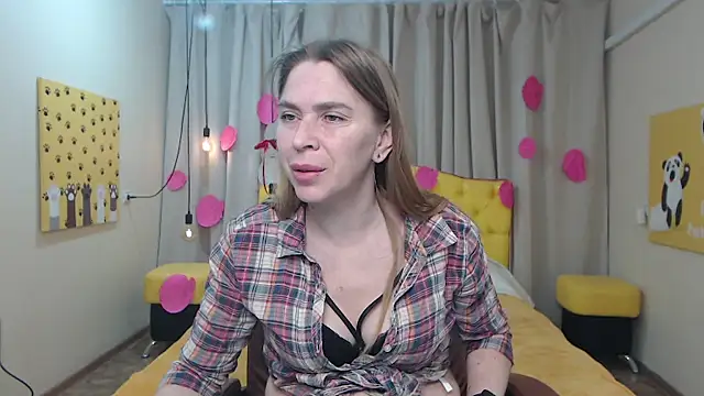 Snapshot of TessaDaybreak chatting on April 9, 2026, 6:52 am TessaDaybreak online show from April 9, 2026, 6:52 am