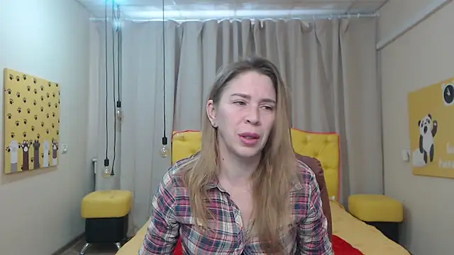 Snapshot of TessaDaybreak chatting on February 18, 2026, 7:49 am TessaDaybreak online show from February 18, 2026, 7:49 am