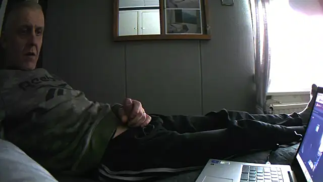 Snapshot of Teemu chatting on March 19, 2025, 3:29 pm Teemu online show from March 19, 2025, 3:29 pm