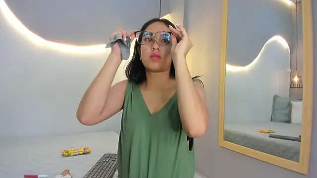 lucelly 15 online show from December 17, 2025, 11:48 am