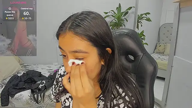 lucelly 15 online show from February 25, 2026, 11:54 am