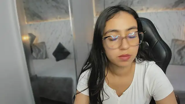 lucelly 15 online show from November 10, 2025, 11:59 am