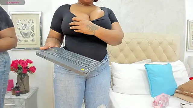 Snapshot of KimberlyBigBoobs chatting on May 18, 2026, 12:44 am KimberlyBigBoobs online show from May 18, 2026, 12:44 am