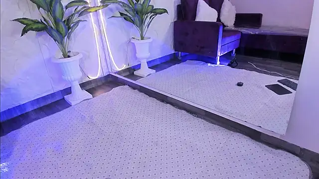 MelanieHillss online show from December 16, 2025, 4:28 am