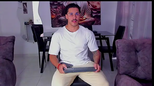 Valentino Dosantos  online show from February 3, 2026, 8:14 pm