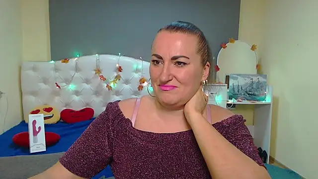 Snapshot of DianaMGG chatting on November 19, 2025, 6:24 am DianaMGG online show from November 19, 2025, 6:24 am