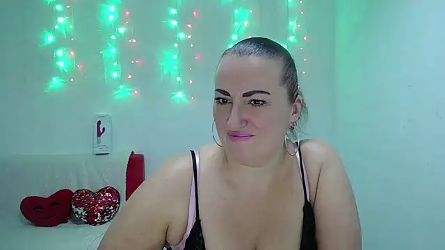 Snapshot of DianaMGG chatting on November 8, 2025, 6:17 am DianaMGG online show from November 8, 2025, 6:17 am