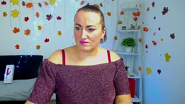 Snapshot of DianaMGG chatting on December 2, 2025, 6:31 pm DianaMGG online show from December 2, 2025, 6:31 pm