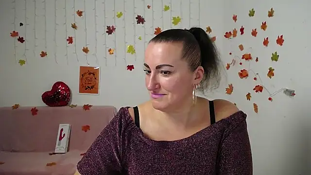 Snapshot of DianaMGG chatting on November 16, 2025, 6:45 pm DianaMGG online show from November 16, 2025, 6:45 pm