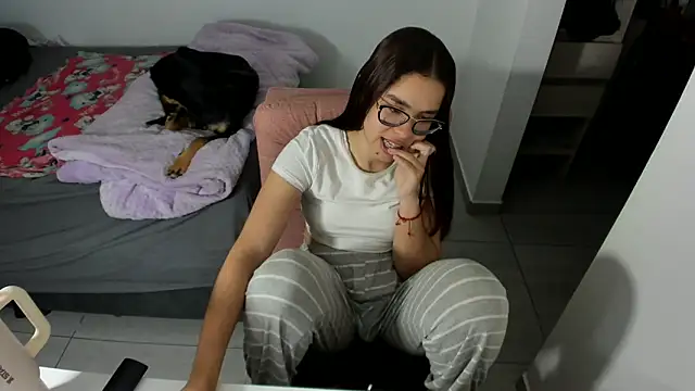 Greciaruiz  online show from April 13, 2026, 12:47 am