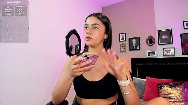 Snapshot of Bella_walker_ chatting on January 6, 2026, 8:24 pm Bella walker online show from January 6, 2026, 8:24 pm