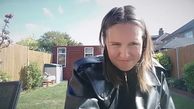 eatmypie69 online show from April 21, 2026, 9:27 am