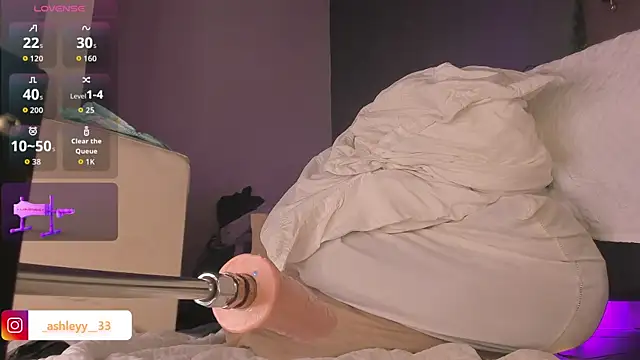 Snapshot of _Ashley_33 chatting on December 13, 2025, 8:04 pm Ashley 33 online show from December 13, 2025, 8:04 pm