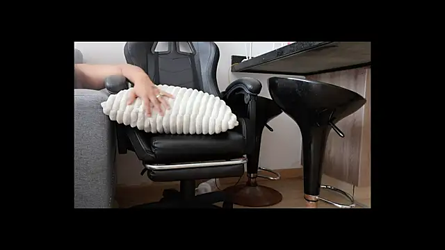 Snapshot of Karla_Stein2025 chatting on December 14, 2025, 4:01 pm Karla Stein2025 online show from December 14, 2025, 4:01 pm