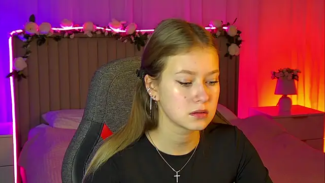 Snapshot of EveMundie chatting on October 31, 2025, 9:28 am EveMundie online show from October 31, 2025, 9:28 am