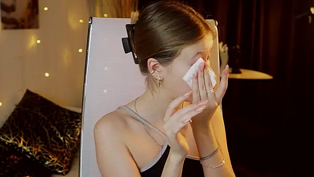 Snapshot of EveMundie chatting on December 16, 2025, 12:42 pm EveMundie online show from December 16, 2025, 12:42 pm