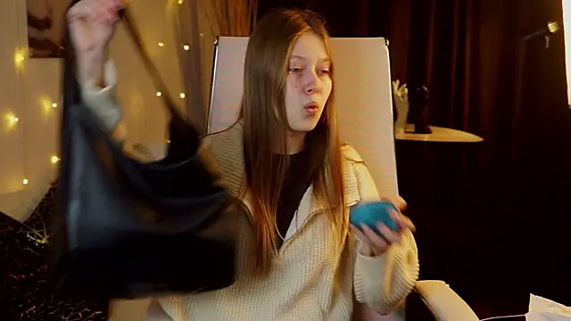 Snapshot of EveMundie chatting on December 17, 2025, 7:46 am EveMundie online show from December 17, 2025, 7:46 am