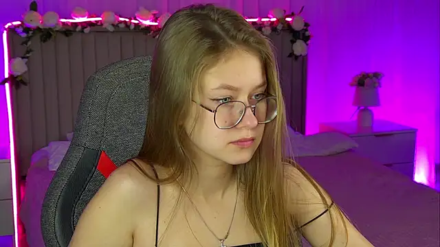 Snapshot of EveMundie chatting on November 6, 2025, 12:42 pm EveMundie online show from November 6, 2025, 12:42 pm