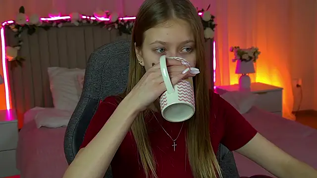 Snapshot of EveMundie chatting on December 23, 2025, 9:52 am EveMundie online show from December 23, 2025, 9:52 am