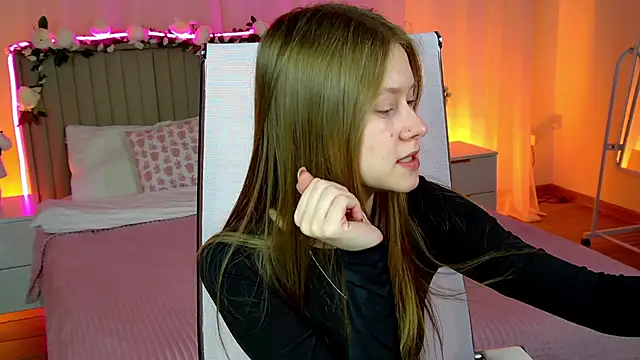 Snapshot of EveMundie chatting on February 2, 2026, 12:37 pm EveMundie online show from February 2, 2026, 12:37 pm