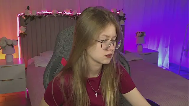 Snapshot of EveMundie chatting on November 11, 2025, 12:44 pm EveMundie online show from November 11, 2025, 12:44 pm