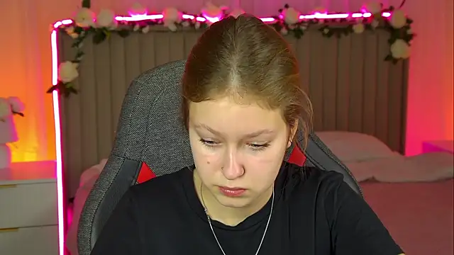 Snapshot of EveMundie chatting on November 7, 2025, 9:47 am EveMundie online show from November 7, 2025, 9:47 am