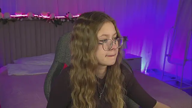 Snapshot of EveMundie chatting on November 14, 2025, 9:57 am EveMundie online show from November 14, 2025, 9:57 am