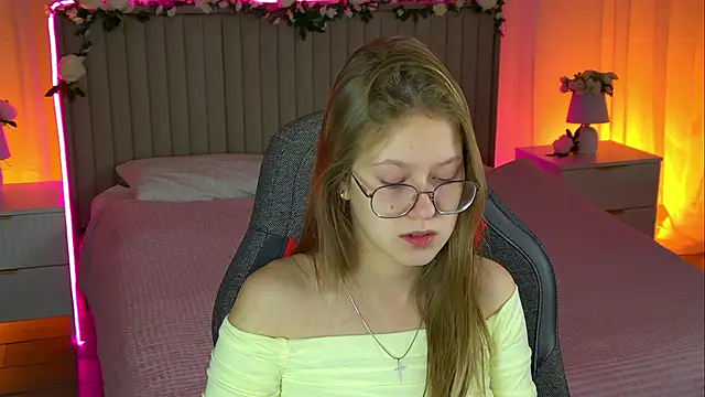 Snapshot of EveMundie chatting on October 27, 2025, 6:58 am EveMundie online show from October 27, 2025, 6:58 am