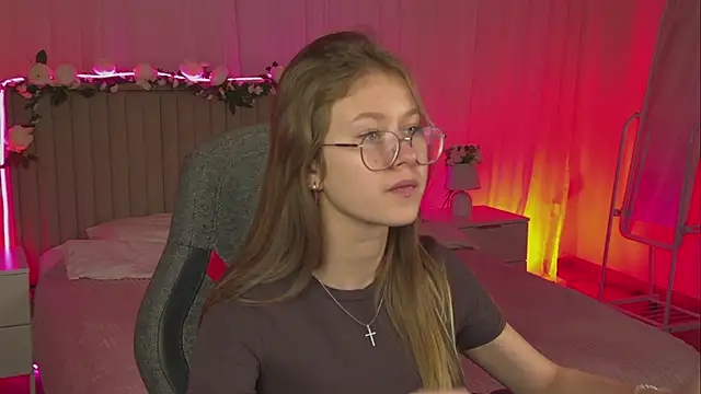 Snapshot of EveMundie chatting on November 12, 2025, 12:20 pm EveMundie online show from November 12, 2025, 12:20 pm