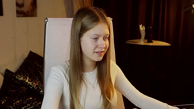 Snapshot of EveMundie chatting on December 18, 2025, 11:14 am EveMundie online show from December 18, 2025, 11:14 am