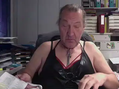 HMStraps01 online show from October 18, 2025, 7:21 am