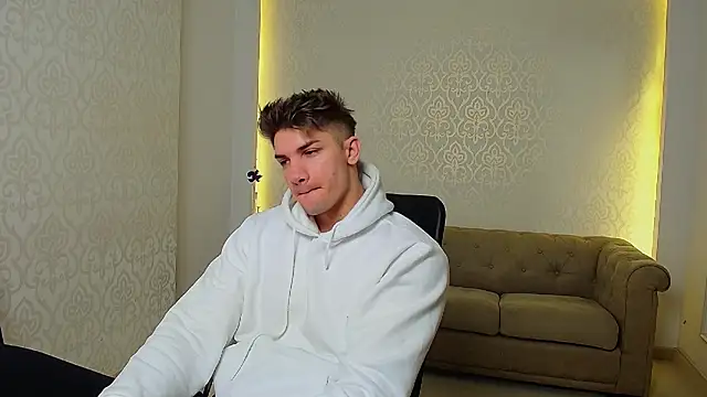 Snapshot of MaxKaiden chatting on November 23, 2025, 5:28 am MaxKaiden online show from November 23, 2025, 5:28 am