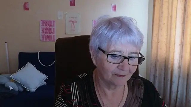 Snapshot of Sandra_Snowflake chatting on May 15, 2026, 4:10 am Sandra Snowflake online show from May 15, 2026, 4:10 am