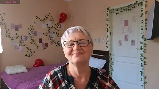 Snapshot of Sandra_Snowflake chatting on June 3, 2026, 2:33 pm Sandra Snowflake online show from June 3, 2026, 2:33 pm