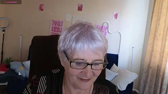 Snapshot of Sandra_Snowflake chatting on May 14, 2026, 4:09 am Sandra Snowflake online show from May 14, 2026, 4:09 am