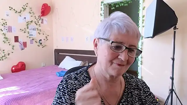 Snapshot of Sandra_Snowflake chatting on June 4, 2026, 5:23 am Sandra Snowflake online show from June 4, 2026, 5:23 am