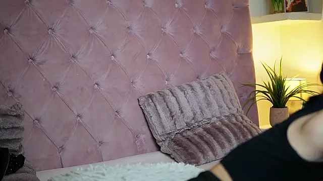 Snapshot of MaiaMini chatting on March 1, 2026, 6:46 am MaiaMini online show from March 1, 2026, 6:46 am